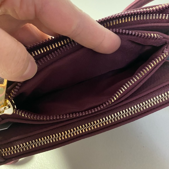 Apt 9 Kohls Safe Keeper RFID Blocking Crossbody w/ Apple Charger - Picture 7 of 7